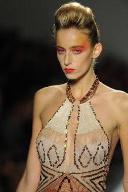 deng hao shenzhen moda tasarım modelinde göster