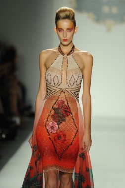 deng hao shenzhen moda tasarım modelinde göster