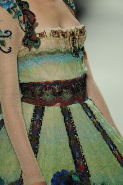 deng hao shenzhen moda tasarım modelinde göster