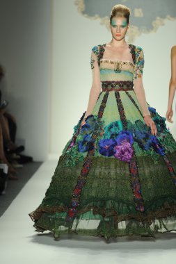 deng hao shenzhen moda tasarım modelinde göster