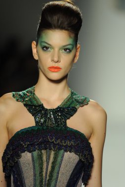 deng hao shenzhen moda tasarım modelinde göster