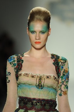 deng hao shenzhen moda tasarım modelinde göster