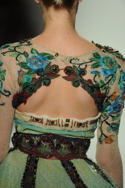 deng hao shenzhen moda tasarım modelinde göster