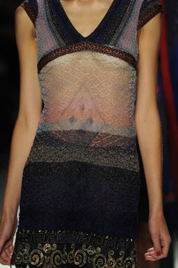 deng hao shenzhen moda tasarım modelinde göster