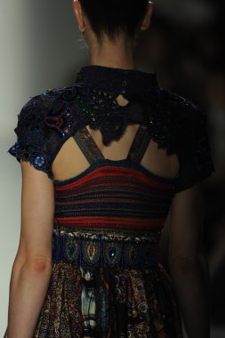 deng hao shenzhen moda tasarım modelinde göster