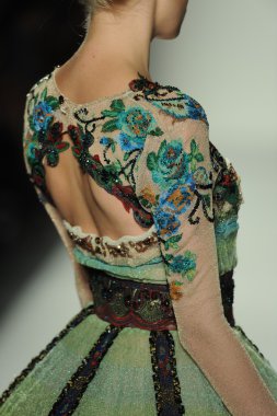 deng hao shenzhen moda tasarım modelinde göster