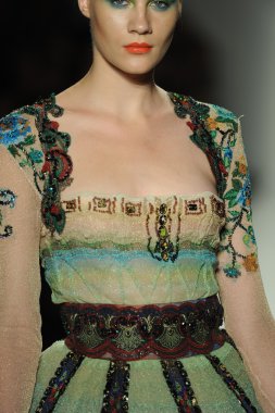 deng hao shenzhen moda tasarım modelinde göster