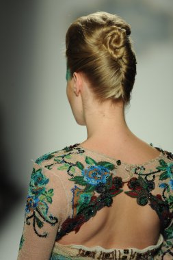 deng hao shenzhen moda tasarım modelinde göster