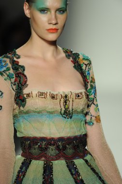 deng hao shenzhen moda tasarım modelinde göster