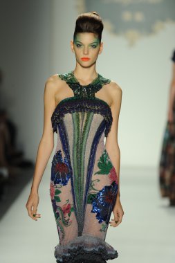 deng hao shenzhen moda tasarım modelinde göster
