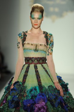 deng hao shenzhen moda tasarım modelinde göster