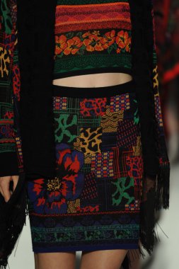 deng hao shenzhen moda tasarım modelinde göster