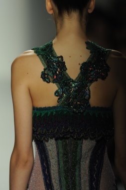 deng hao shenzhen moda tasarım modelinde göster