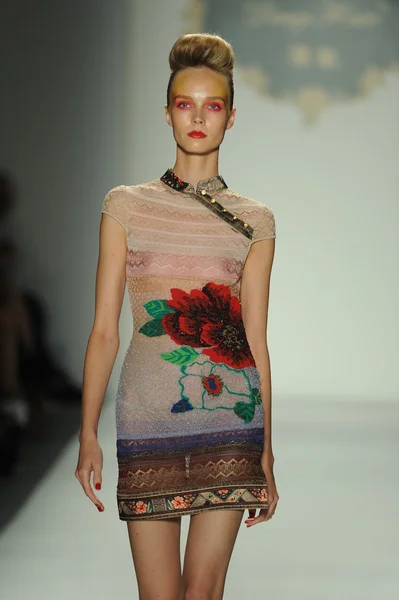 Deng hao tervező shenzhen divat modell megjelenítése — Stock Fotó