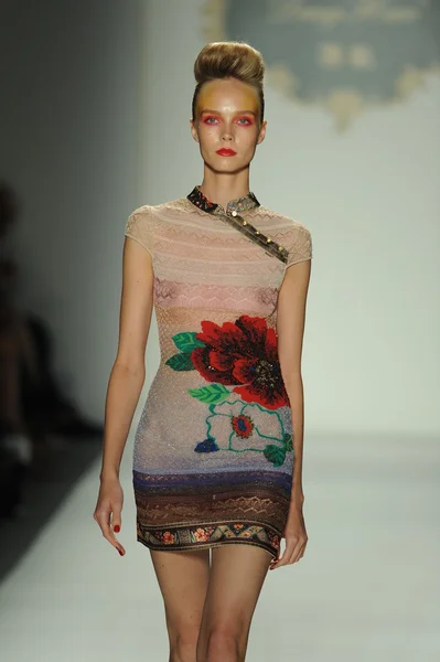 Model in Deng Hao design at Shenzhen fashion show — Stock Photo, Image