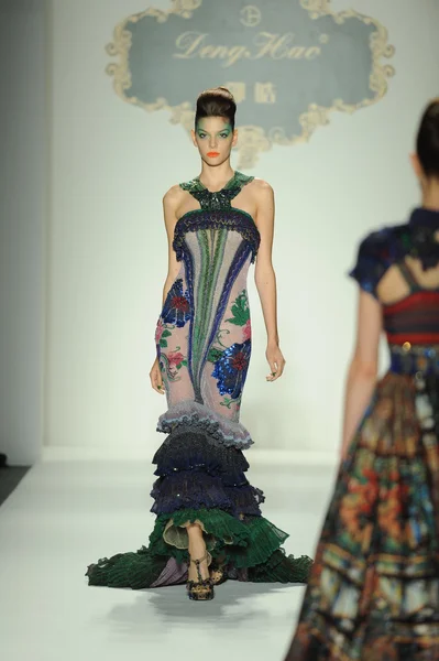 Model in Deng Hao design at Shenzhen fashion show — Stock Photo, Image