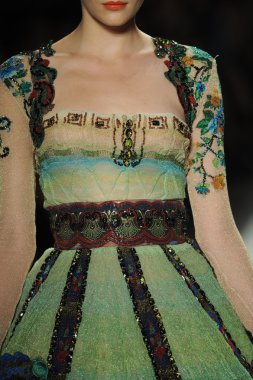deng hao shenzhen moda tasarım modelinde göster