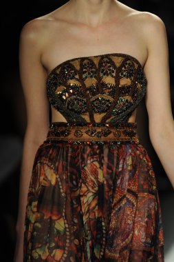 deng hao shenzhen moda tasarım modelinde göster