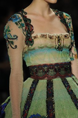 deng hao shenzhen moda tasarım modelinde göster