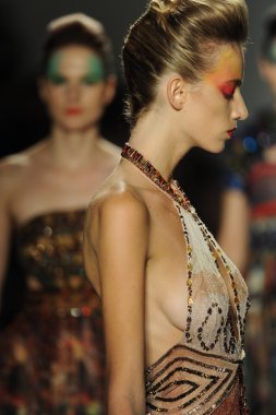 deng hao shenzhen moda tasarım modelinde göster