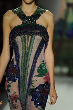 deng hao shenzhen moda tasarım modelinde göster