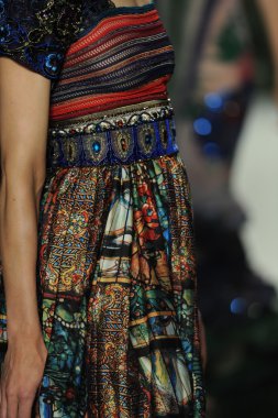 deng hao shenzhen moda tasarım modelinde göster