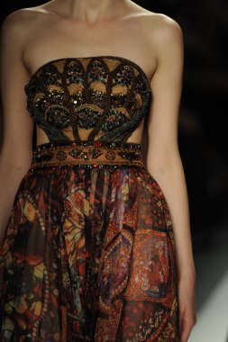 deng hao shenzhen moda tasarım modelinde göster