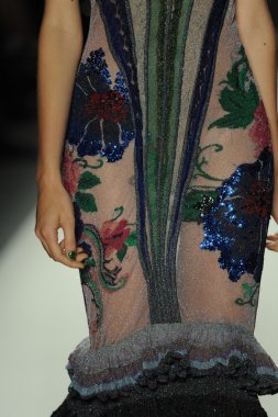 deng hao shenzhen moda tasarım modelinde göster
