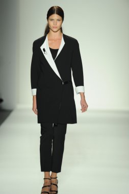 ellassay tasarım pist model yürür