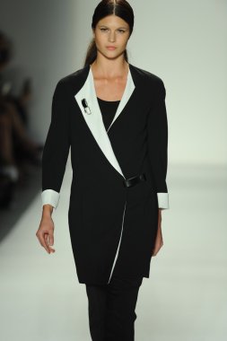 ellassay tasarım pist model yürür