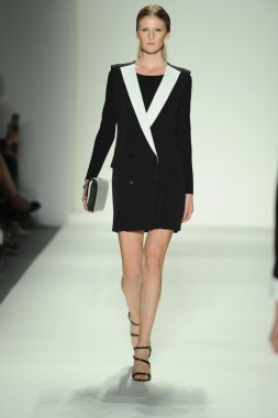 ellassay tasarım pist model yürür