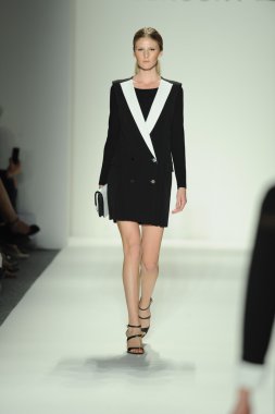 ellassay tasarım pist model yürür