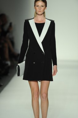 ellassay tasarım pist model yürür