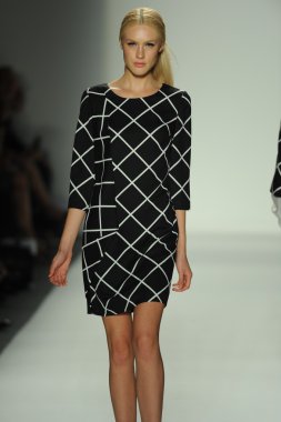 ellassay tasarım pist model yürür