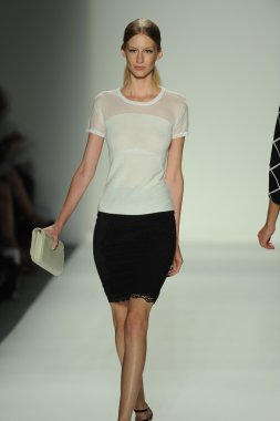 ellassay tasarım pist model yürür