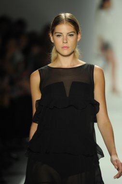 ellassay tasarım pist model yürür