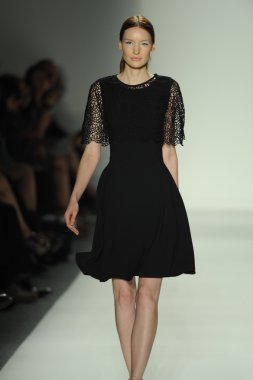 ellassay tasarım pist model yürür