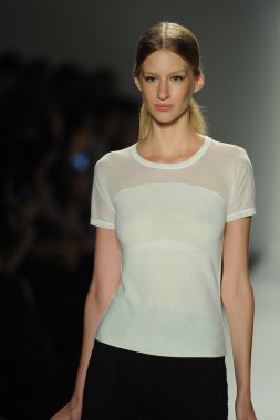 ellassay tasarım pist model yürür