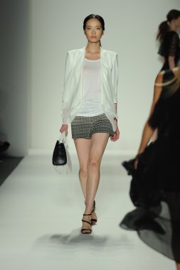 ellassay tasarım pist model yürür