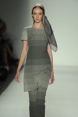 ellassay tasarım pist model yürür