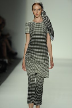 ellassay tasarım pist model yürür