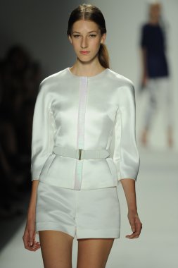 ellassay tasarım pist model yürür