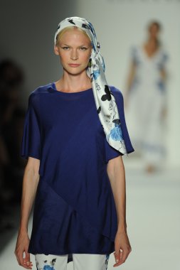 ellassay tasarım pist model yürür