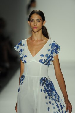 ellassay tasarım pist model yürür