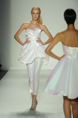 ellassay tasarım pist model yürür