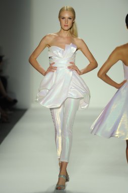 ellassay tasarım pist model yürür