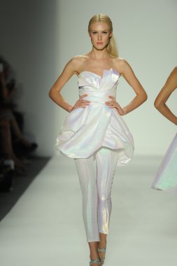 ellassay tasarım pist model yürür