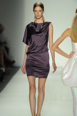 ellassay moda şovunda modeli