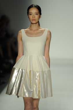 ellassay moda şovunda modeli