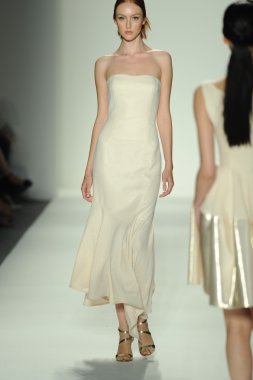 ellassay moda şovunda modeli